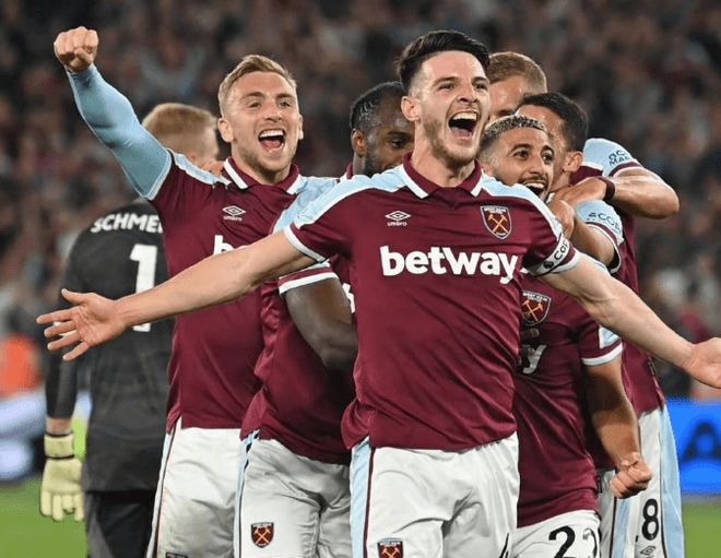 墨西哥一处世界杯训练场地状况百出：一角长满了树，边线是弯的